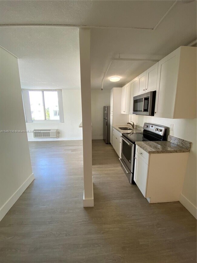 Building Photo - 1255 Collins Ave