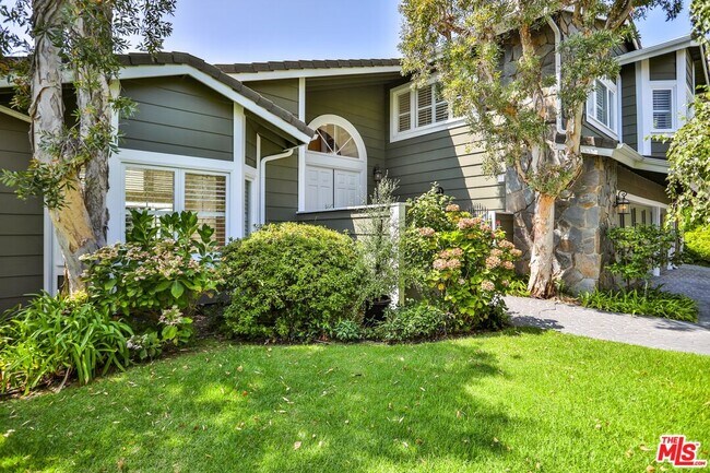 Building Photo - 1405 Floresta Pl