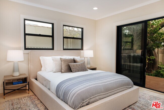 Foto del edificio - 1039 Havenhurst Dr