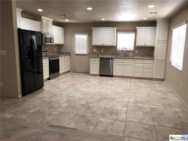 Foto del edificio - 117 McQueeney Rd