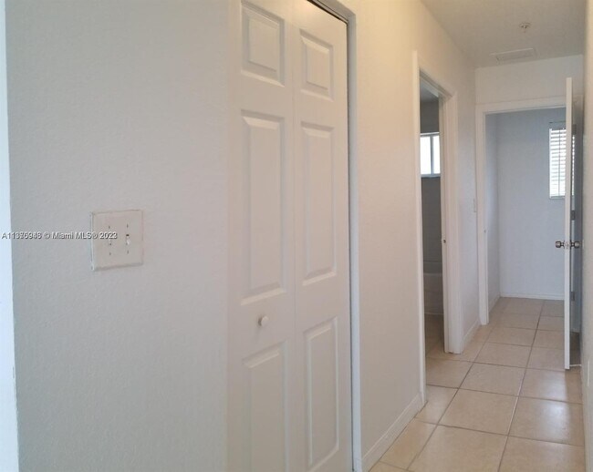 Foto del edificio - 2064 NE 167th St
