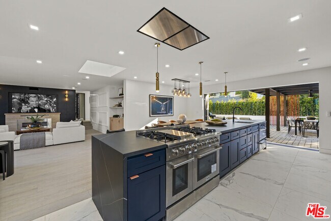 Foto del edificio - 23726 W Oxnard St