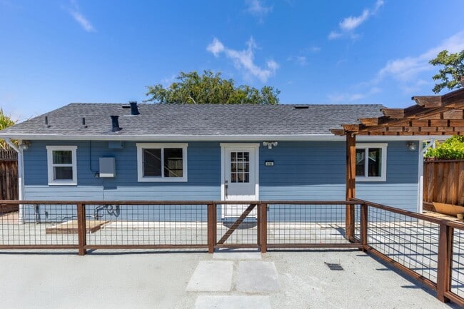 Building Photo - 616 Redwood Ave