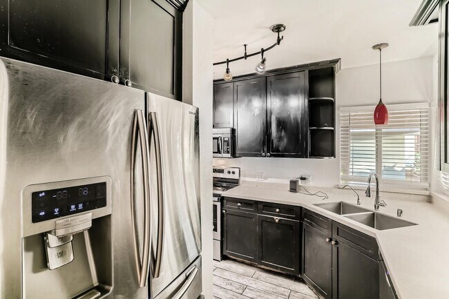 Building Photo - 5 Bedrooms plus casita in historic communi...