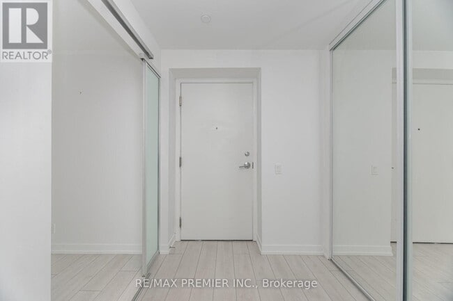 Building Photo - 950 Portage Pkwy