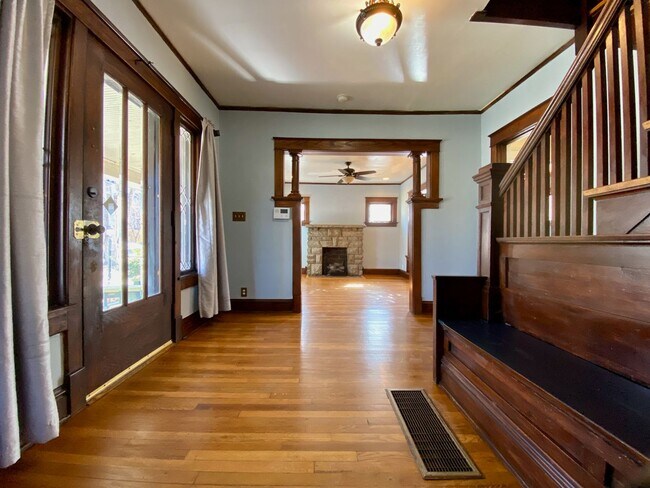Building Photo - Beautiful 3 Bed 1 Bath Home in West Plaza!