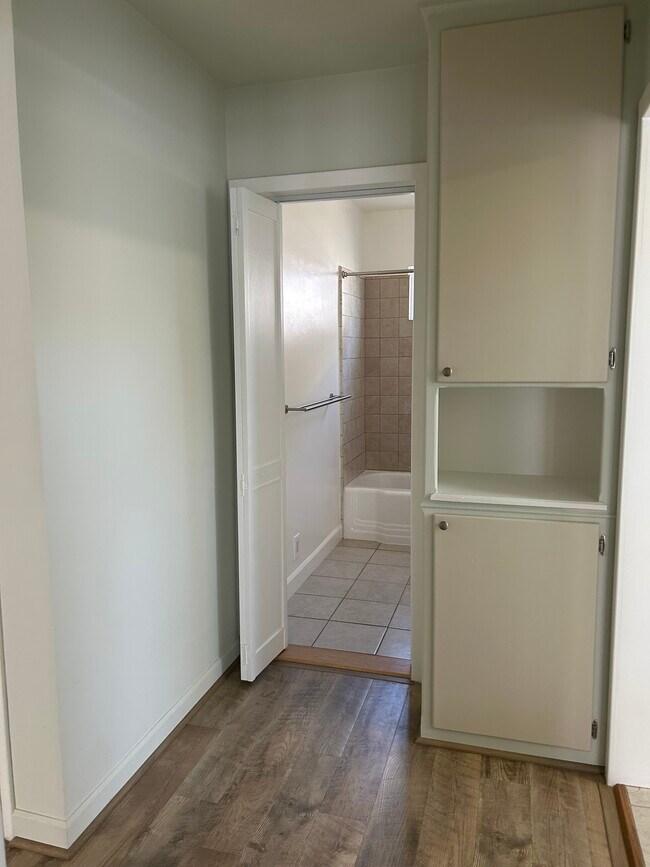 Hall with linen cupboard - 2021 Ocean Park Blvd