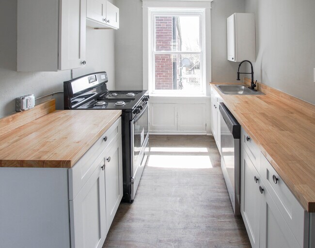 Building Photo - 3847 Gustine Ave