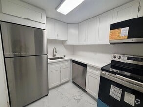 Building Photo - 905 Brickell Bay Dr