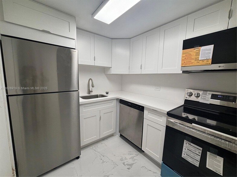 Primary Photo - 905 Brickell Bay Dr