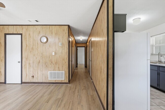 Foto del edificio - 2724 Lake Henrietta St
