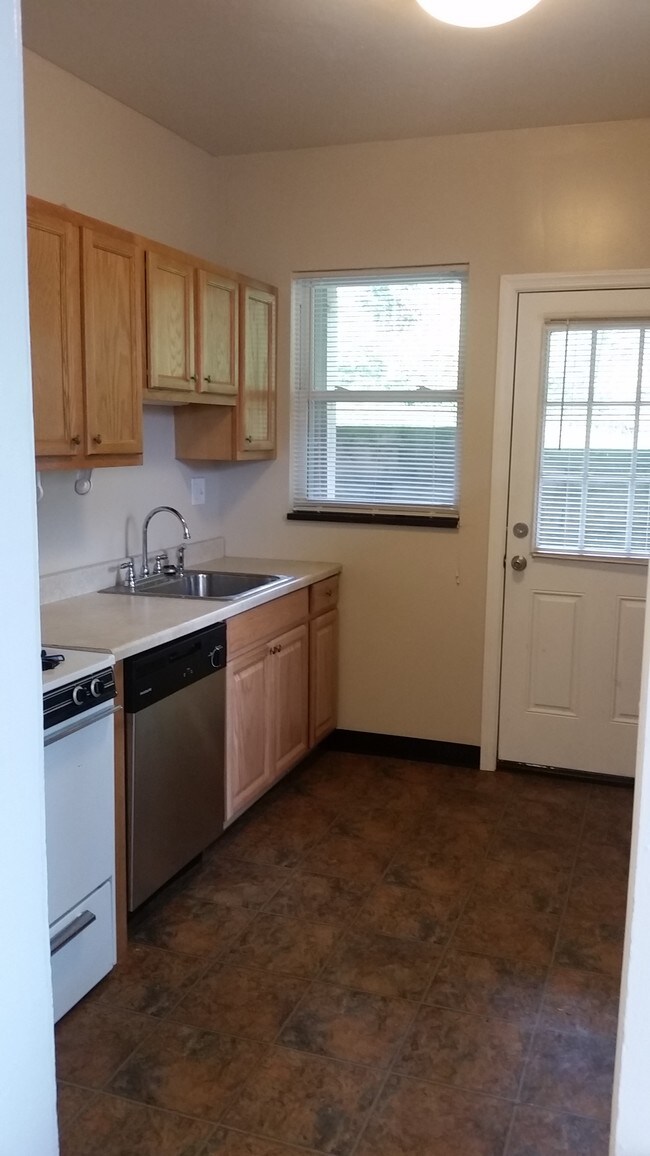 kitchen - 4008 Windsor St