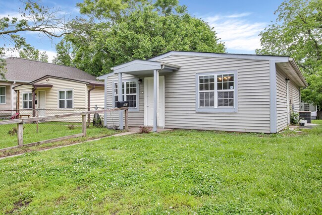 Building Photo - 565 N Traub Ave