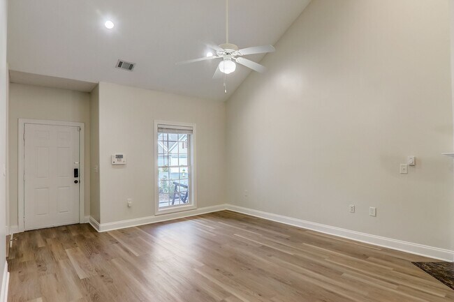 Foto del edificio - 893 W Pointe Dr