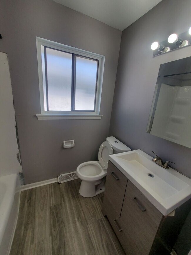 Foto del edificio - 5826-5828 N 93rd St. (Duplex)