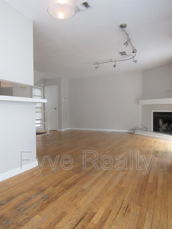 Building Photo - 816 Frederica St NE