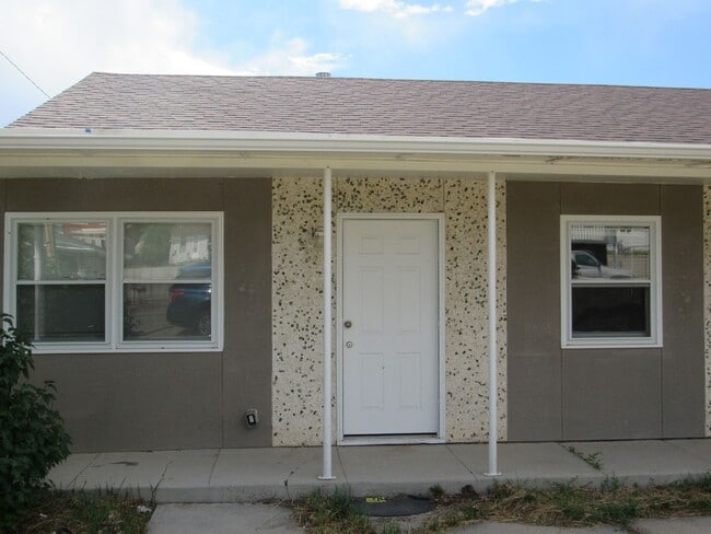 Building Photo - 2 Bed 1 Bath in Triplex