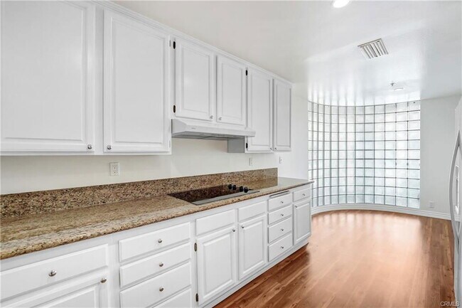 Foto del edificio - 2122 Century Park Ln