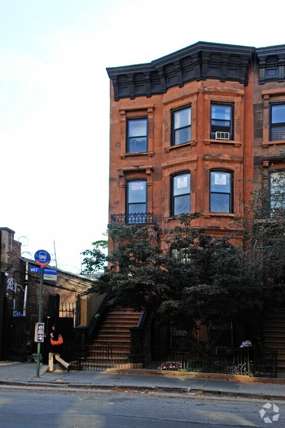 Foto del edificio - 13 7th Ave