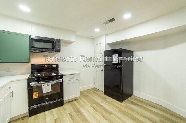 Building Photo - 1539 Santa Monica St