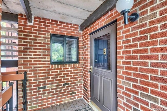 Building Photo - 6 Bronxville Glen Dr