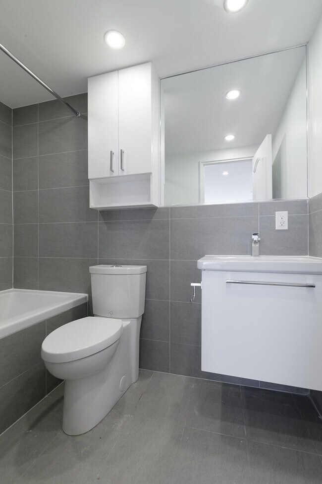 Building Photo - 4555 Av. Bonavista