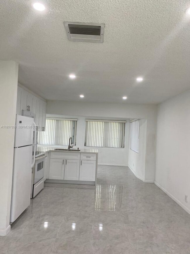 Building Photo - 4903 NW 42nd Ave