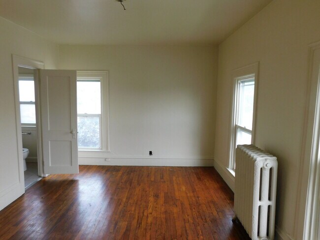 Foto del edificio - Move In Ready Upper Unit Apartment