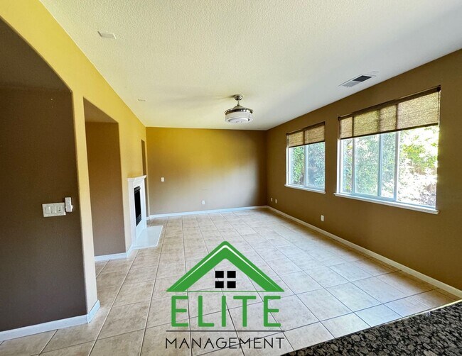 Foto del edificio - **Charming 5-Bed, 3-Bath Home in Prime Ros...