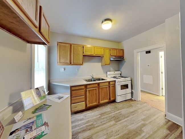 Building Photo - 1856 Clear Ave E