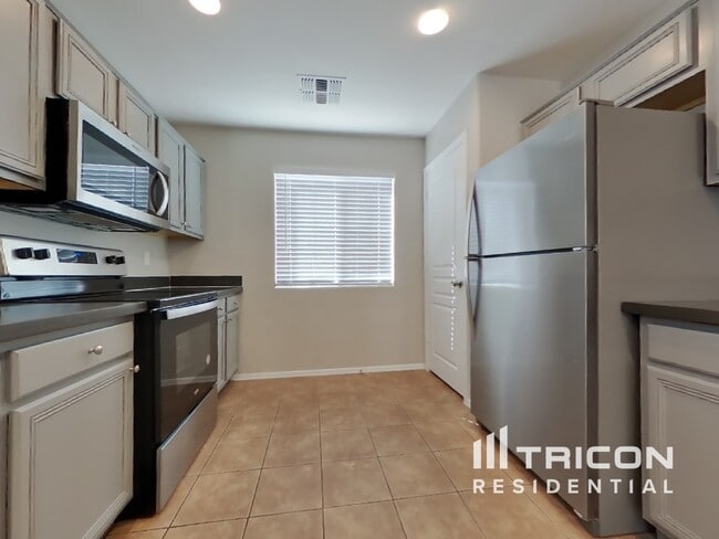 Foto del edificio - 24206 W Desert Bloom St