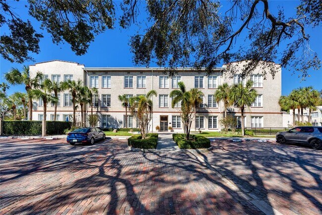 Foto del edificio - 701 Mirror Lake Dr N