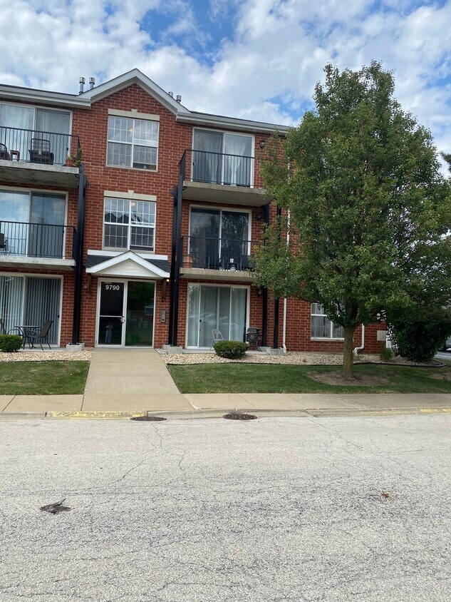 Primary Photo - 9790 Liberty Cir