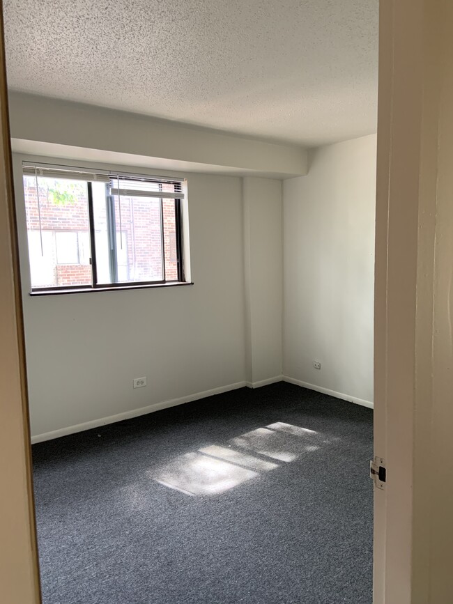 Building Photo - 424 W Goethe St