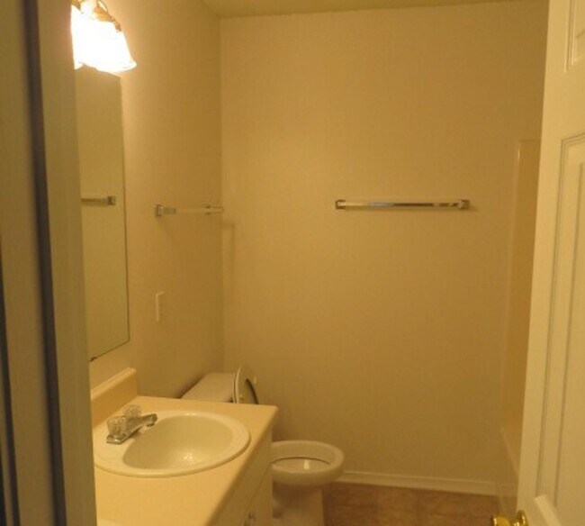 Foto del edificio - Easy access to shopping & interstate!