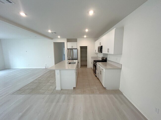 Foto del edificio - Caterpillar Dr Fontana, 92336 (3 bed, 2.5 ...
