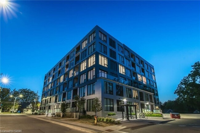Photo du bâtiment - 690 King St W
