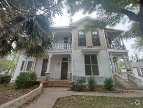 Building Photo - 822 E Carson St