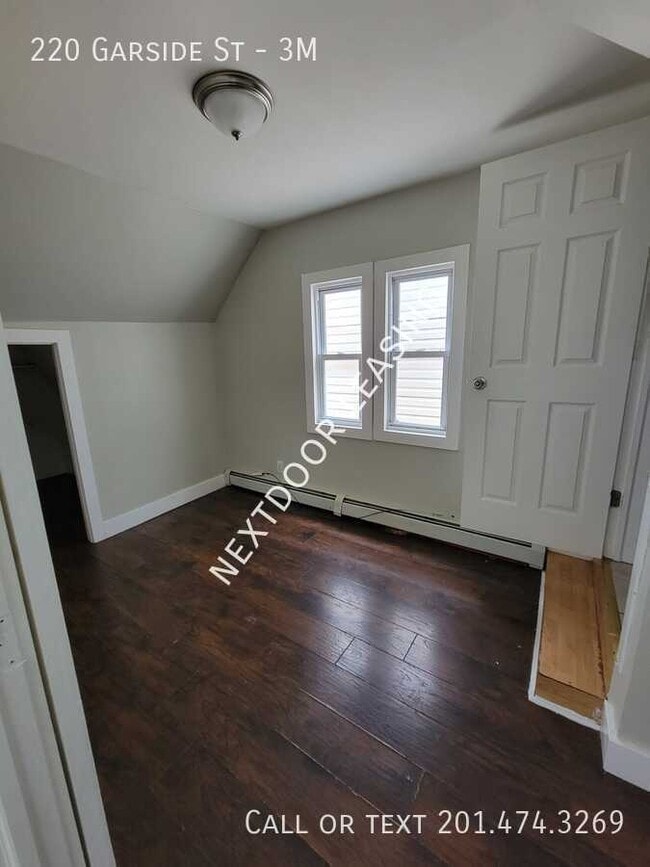 Building Photo - 220 Garside St