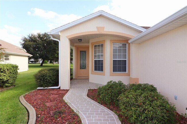 Building Photo - 5532 Sir Churchill Dr