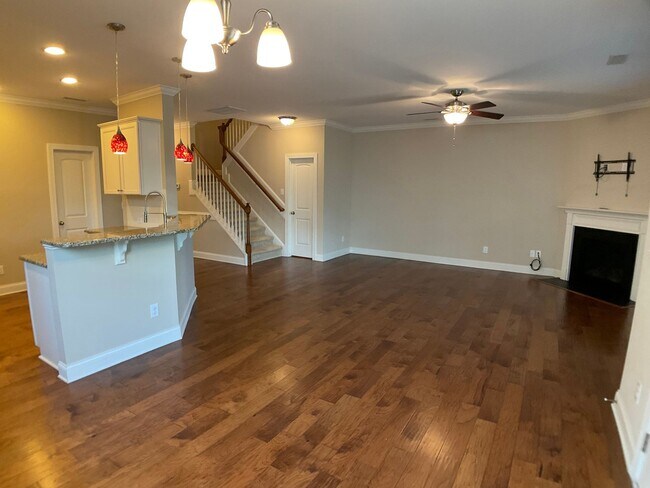 Building Photo - Absolutely Gorgeous and Spacious in Renais...