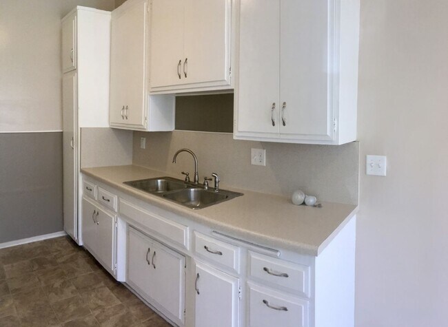 Foto del edificio - Mid Town Ventura - One Bedroom, One Bathro...