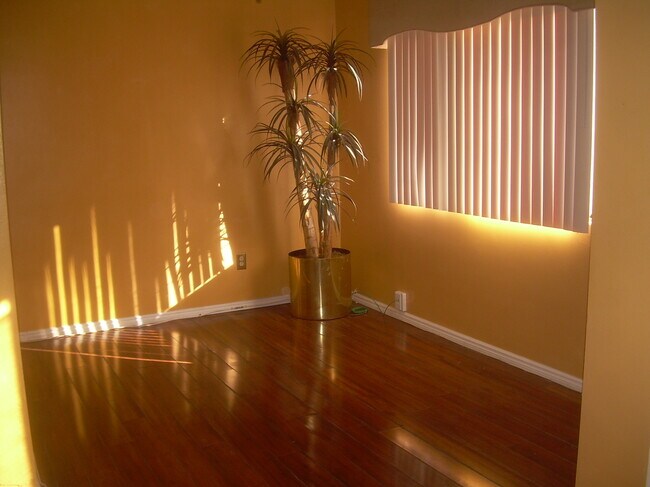Foto del edificio - 727 N Eucalyptus Ave