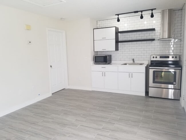 Building Photo - 2613 Fan Palm Dr