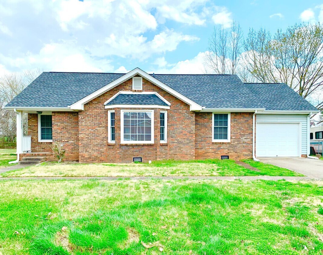 Primary Photo - 3423 Albert Dr