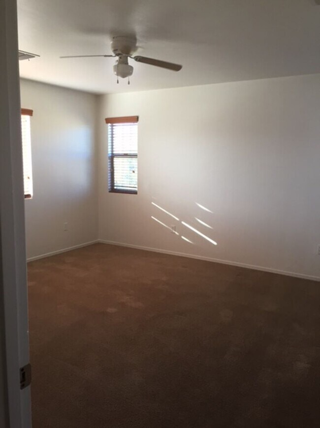 Building Photo - Beautiful 4-bedroom 3-bathroom - GREAT LOC...