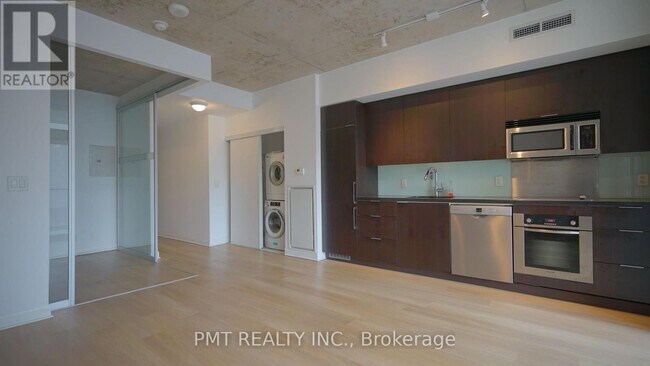Photo du bâtiment - 478-478 King St W