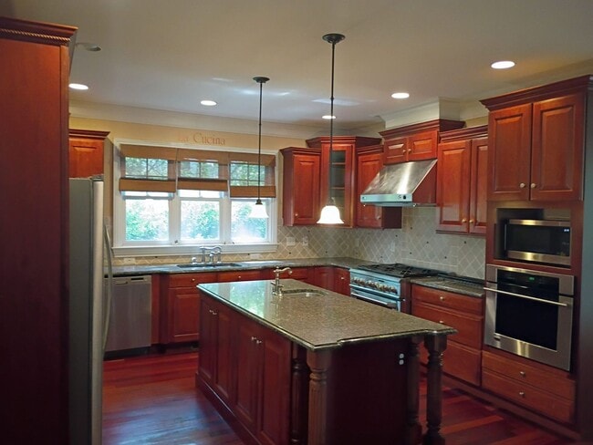 Building Photo - Luxury Living: 4 Bedroom home in Chapel Hill w/ spacious interior | 2 Year Lease Term