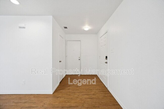 Foto del edificio - 8109 Dripping Springs Dr