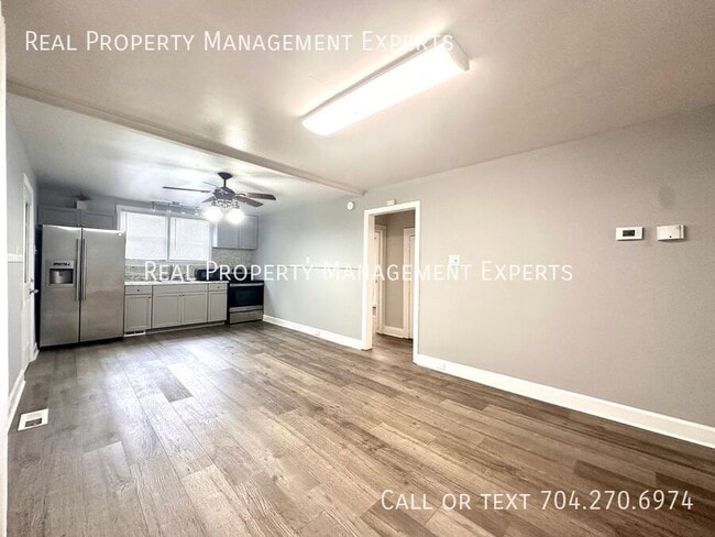Building Photo - 2800 Eastway Dr